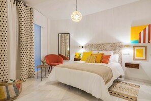 Cubrecamas, decoración personalizada, muebles diferentes y escritorio 