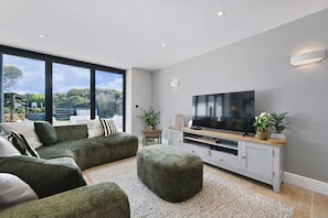 TV - Xanadune Beach House - a holiday let that sleeps 10 guests in 5 bedrooms (Greatstone)