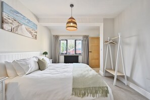 5 bedrooms, iron/ironing board, WiFi, bed sheets