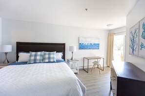 Desk, WiFi, bed sheets - Enjoy the Ocean Breeze on the Deck Suite A (Nanoose Bay)