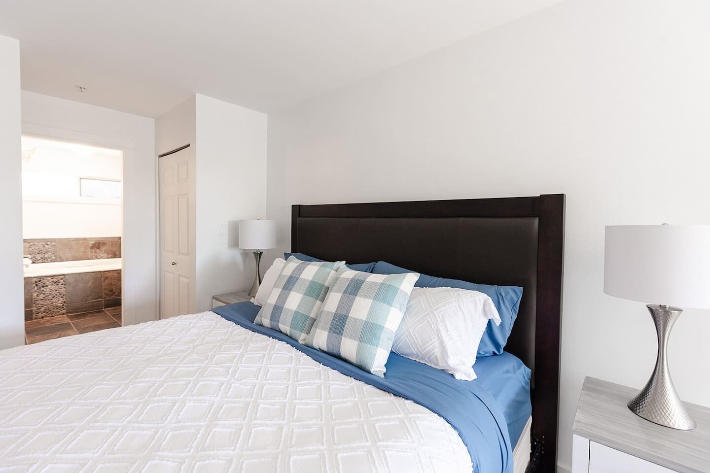 Desk, iron/ironing board, WiFi, bed sheets