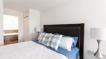 Desk, iron/ironing board, WiFi, bed sheets