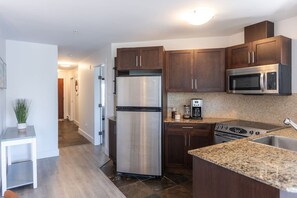 Kühlschrank, Mikrowelle, Ofen, Herdplatte