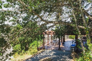 Terrace/patio - Enjoy the Ocean Breeze on the Deck Suite A (Nanoose Bay)