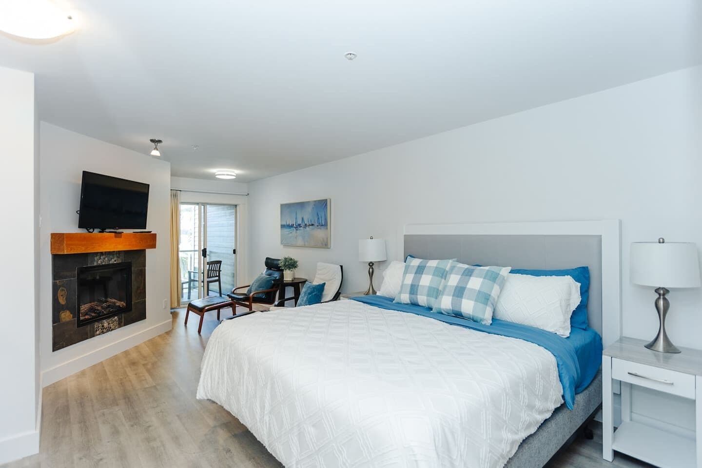 Desk, iron/ironing board, WiFi, bed sheets
