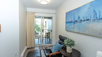 Een televisie en een open haard