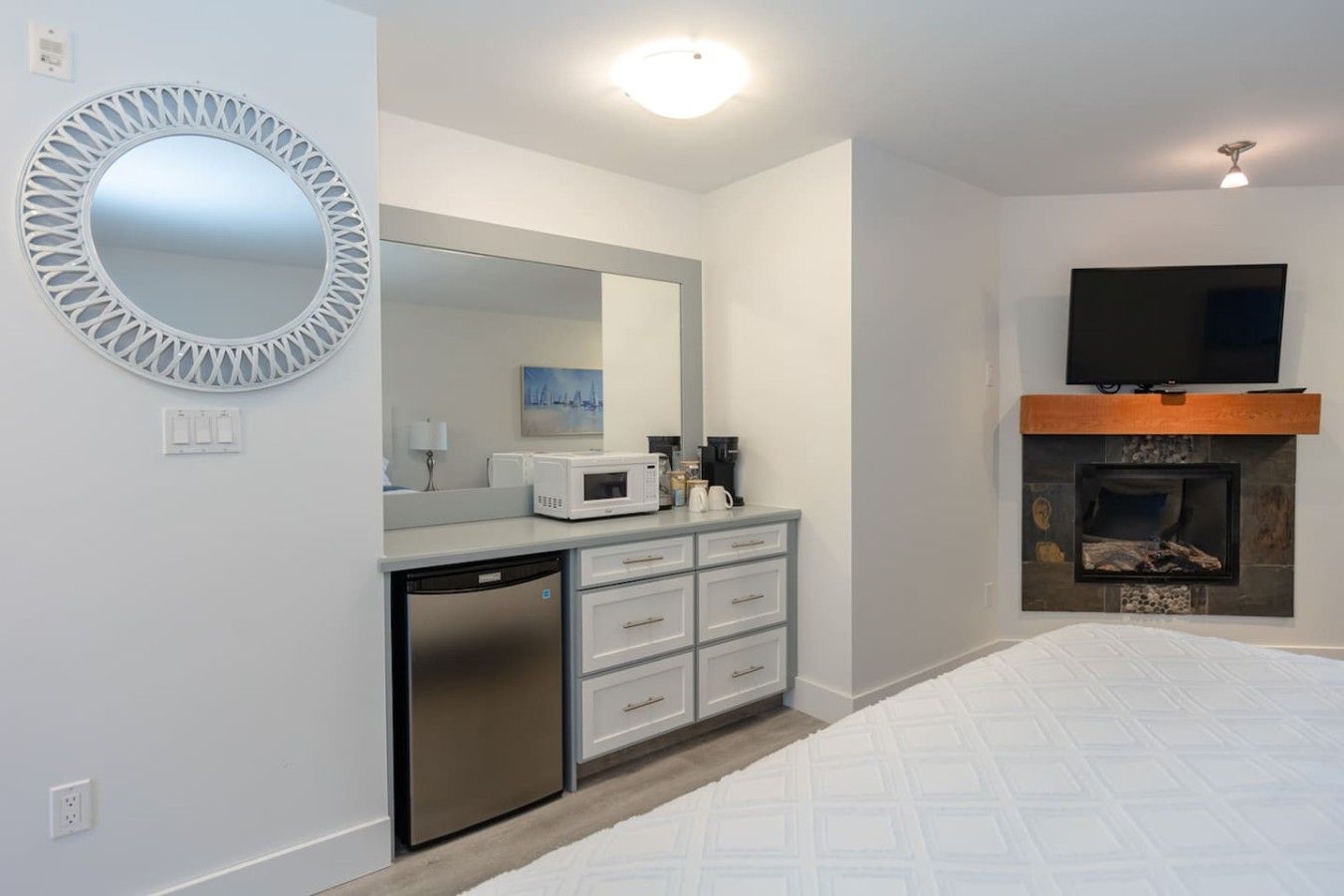 Desk, iron/ironing board, WiFi, bed sheets