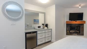 Desk, iron/ironing board, WiFi, bed sheets