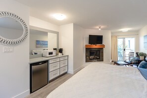 Desk, iron/ironing board, WiFi, bed sheets - Ocean Breeze Seaside Studio Condo B (Nanoose Bay)