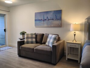 TV, fireplace - Ocean Breeze Seaside Studio Condo B (Nanoose Bay)