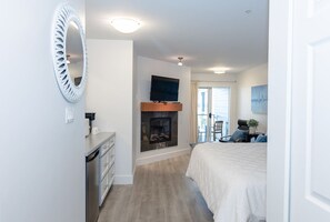 Desk, iron/ironing board, WiFi, bed sheets - Ocean Breeze Seaside Studio Condo B (Nanoose Bay)