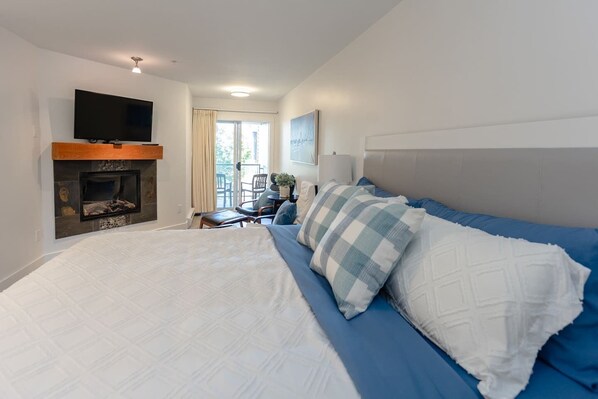 Desk, iron/ironing board, WiFi, bed sheets