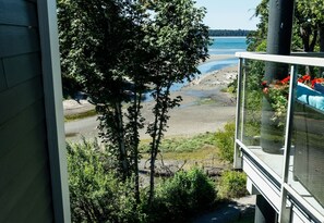 Property grounds - Ocean Breeze Seaside Studio Condo B (Nanoose Bay)