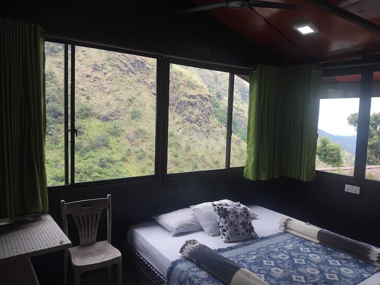 Quarto casal ou duplo luxo, vista para a montanha | Quartos à prova de som, ferros/tábuas de passar roupa, Wi-Fi de cortesia