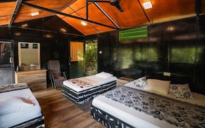 Comfort-Dreibettzimmer, Balkon, Gartenblick | Schallisolierte Zimmer, Bügeleisen/Bügelbrett, kostenloses WLAN