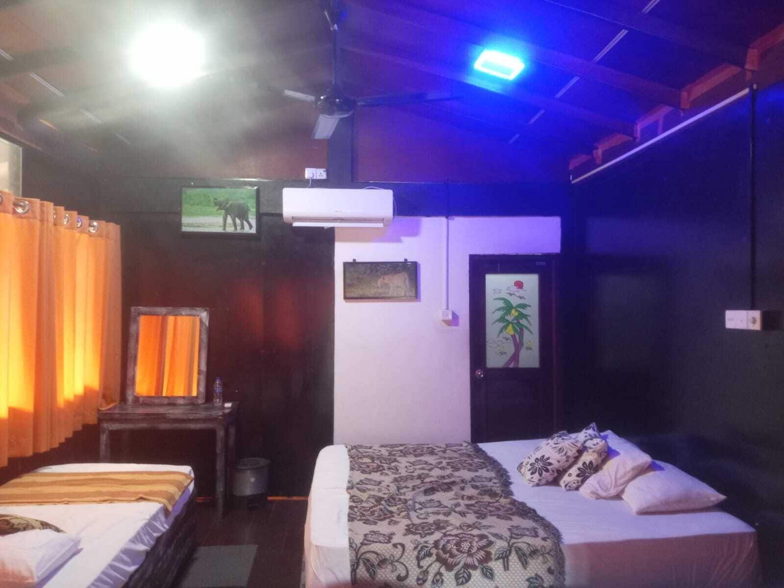 Quarto quádruplo luxo | Quartos à prova de som, ferros/tábuas de passar roupa, Wi-Fi de cortesia