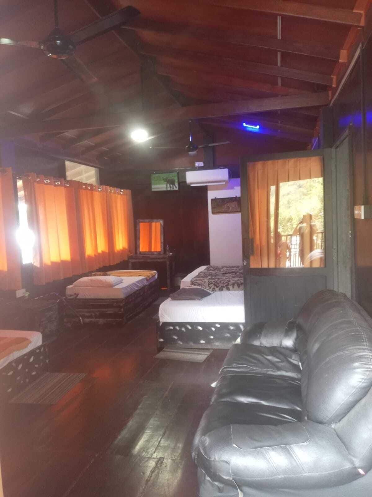 Quarto quádruplo luxo, vista para o pátio | Quartos à prova de som, ferros/tábuas de passar roupa, Wi-Fi de cortesia