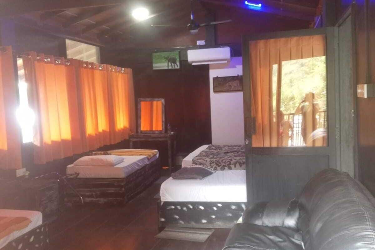 Deluxe Quadruple Room, Courtyard View | Soundproofing, iron/ironing board, free WiFi