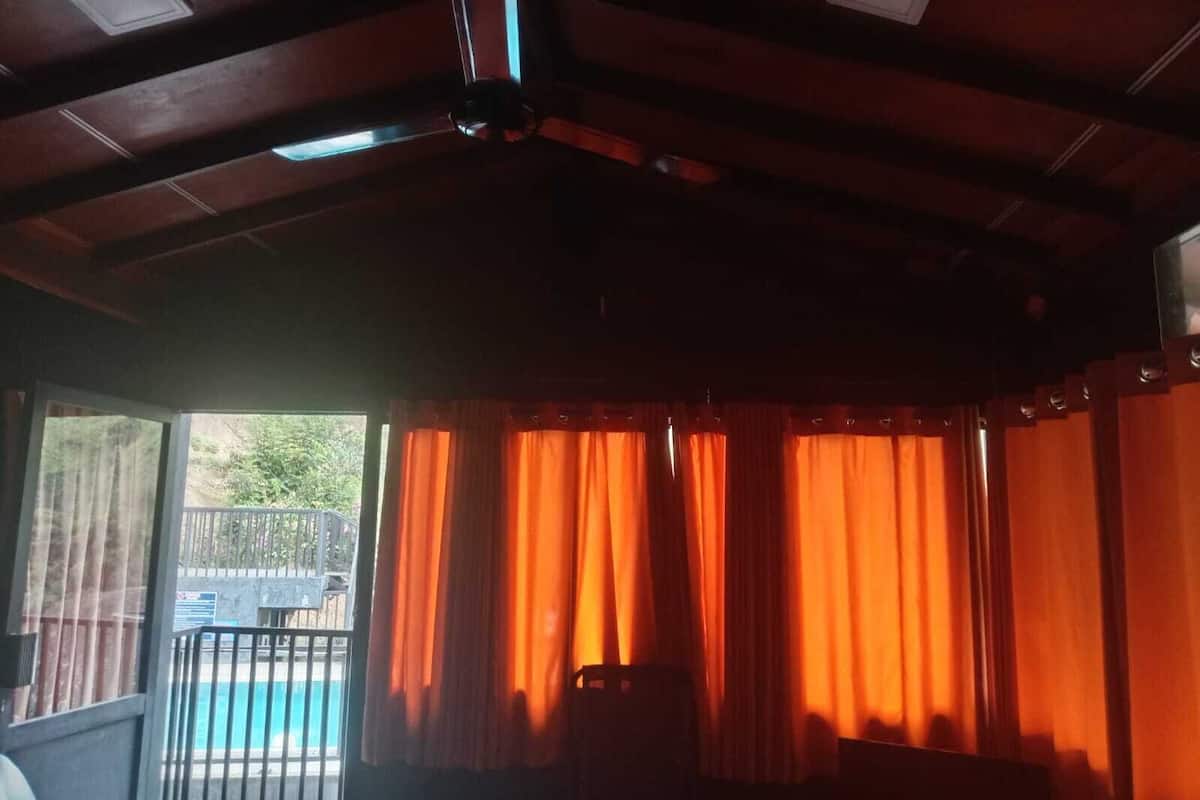 Deluxe Quadruple Room | Kalis bunyi, seterika/papan seterika, Wi-fi percuma