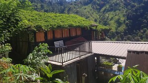 A wooden cabin with a balcony overlooking a lush forest. - Ella Deck Resort (Ella)