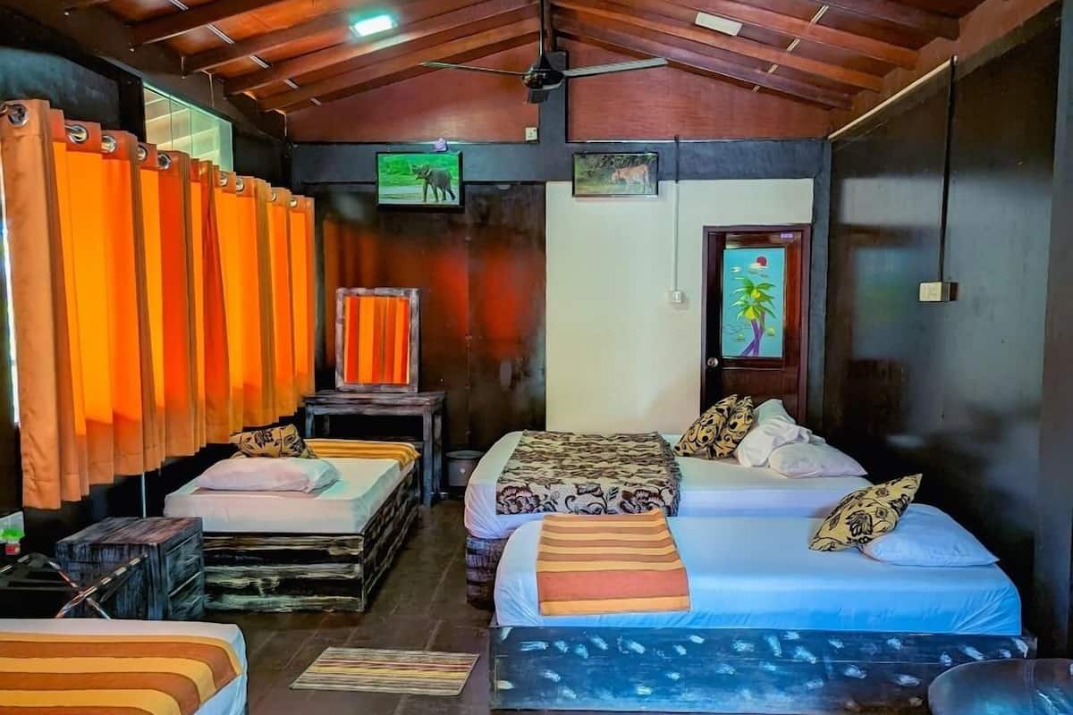 Deluxe Quadruple Room, Courtyard View | Kalis bunyi, seterika/papan seterika, Wi-fi percuma
