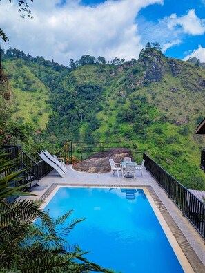 สระว่ายน้ำกลางแจ้ง