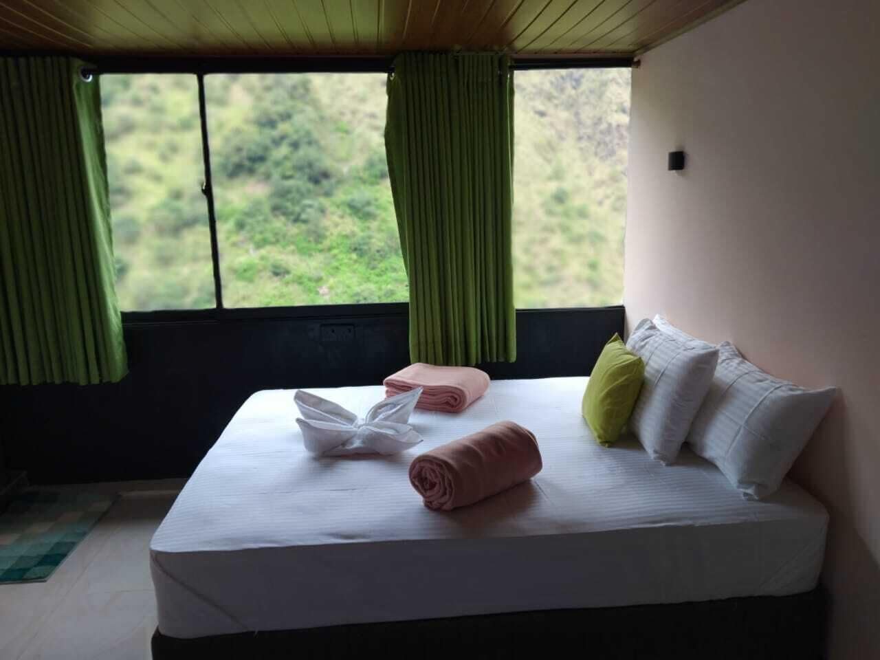 Quarto triplo luxo | Quartos à prova de som, ferros/tábuas de passar roupa, Wi-Fi de cortesia