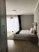 Caja de seguridad en la habitación y escritorio 