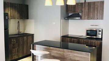 冷蔵庫、電子レンジ、オーブン、コンロ