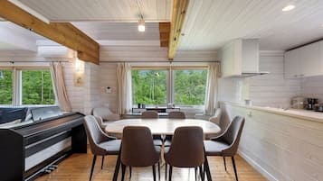 Familie-alpehytte, hageutsikt | Oppholdsområde