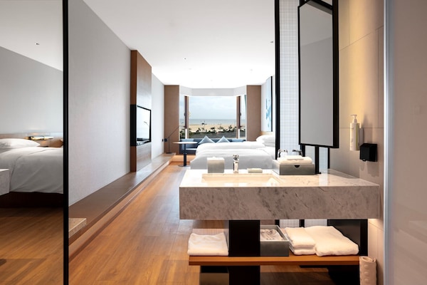 Habitación superior, 2 camas matrimoniales | Caja de seguridad en la habitación y cortinas blackout