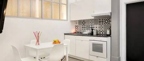 Frigorifero, microonde, forno, piano cottura