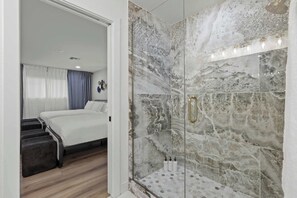 Douche, sèche-cheveux, serviettes fournies