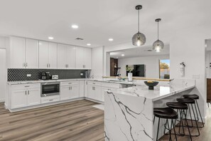 Kjøleskap, mikrobølgeovn, ovn og kokeplater