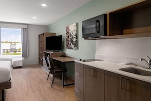 Desk, laptop workspace, free WiFi, bed sheets - ECHO Suites Extended Stay by Wyndham Indianapolis AmeriPlex (Indianapolis)
