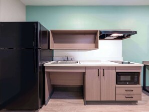 Desk, laptop workspace, free WiFi, bed sheets - ECHO Suites Extended Stay by Wyndham Indianapolis AmeriPlex (Indianapolis)