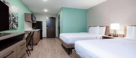 Een bureau, een laptopwerkplek, gratis wifi, beddengoed