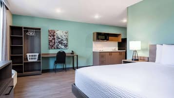 Escritorio, espacio para trabajar con laptop y wifi gratis