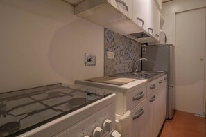 Micro-ondas, cooktop, cafeteira/chaleira, chaleira elétrica