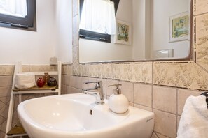 Dusche, Haartrockner, Bidet, Handtücher