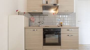 Frigorifero, forno, piano cottura, tostapane