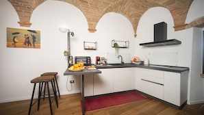 Coffee/tea maker, fridge, oven, stovetop - La Volta - panoramic apartment (Trevi)