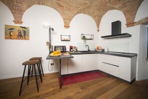 Fridge, oven, stovetop, coffee/tea maker - La Volta - panoramic apartment (Trevi)