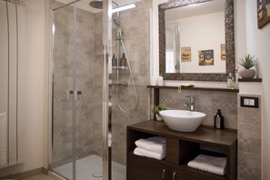Dusche, Haartrockner, Bidet, Handtücher