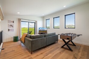 Smart TV, fireplace - Modern Mountain Home w/Hot Tub (Driggs)