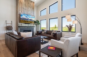 Smart TV, fireplace - Modern Mountain Home w/Hot Tub (Driggs)