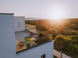 Terrace/patio - 3-bedroom house in lovely Mandre with AC, WiFi. Enjoy your stay (Mandre)