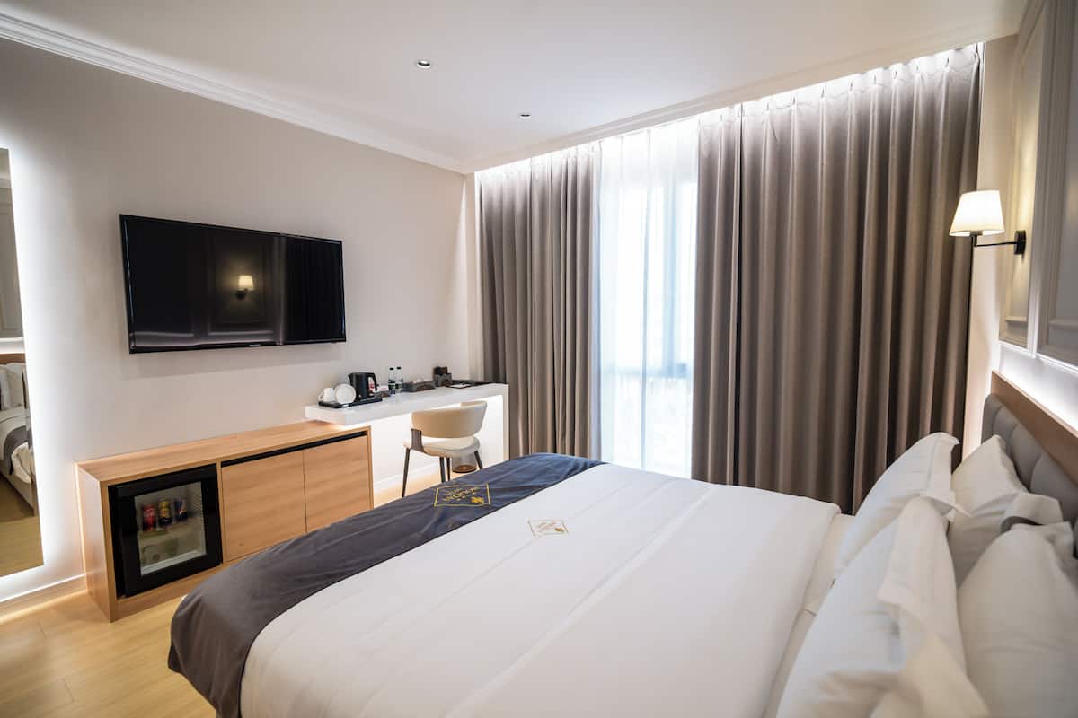 Habitación doble, balcón | 1 dormitorio, escritorio, espacio para trabajar con un portátil