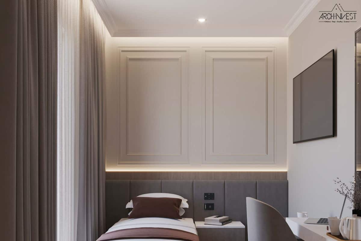 Une chambre d’hôtel moderne équipée d’un lit, d’une table de chevet, d’une chaise, d’un bureau et d’un grand miroir.