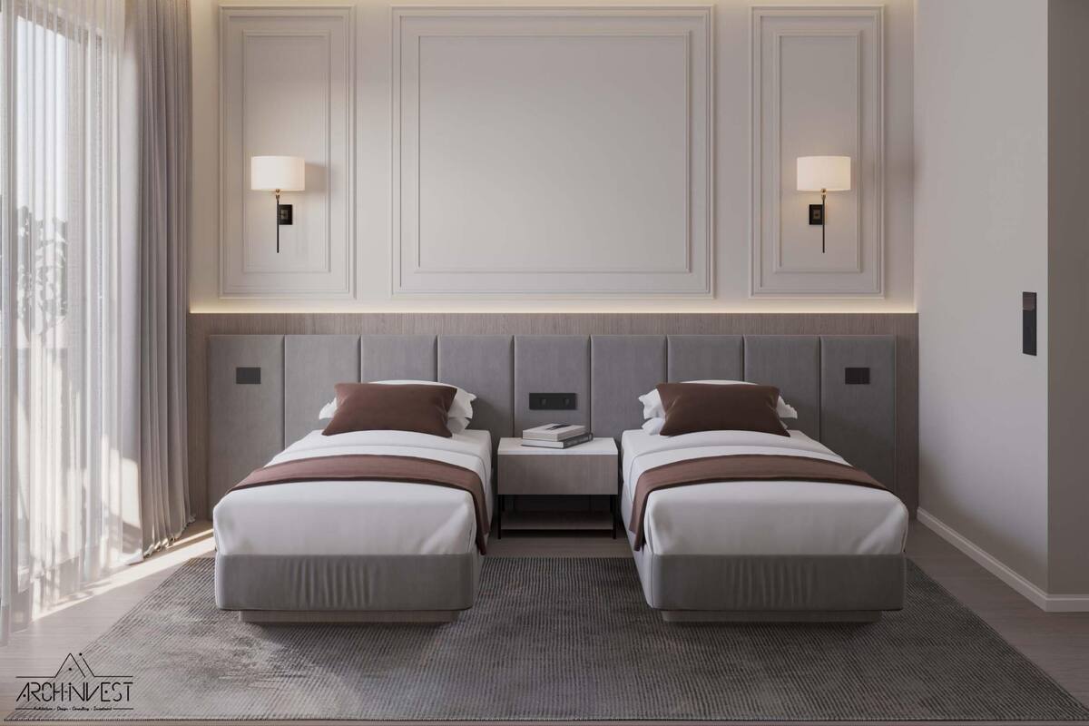 Une chambre d’hôtel moderne avec deux lits, une grande fenêtre avec des rideaux légers et une décoration aux couleurs neutres.